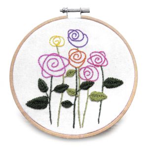 Dětská vyšívací dárková sada s předtištěným motivem 940198/2, barevné růže (předtisk, jehly a příze), 15x22cm, průměr 18cm