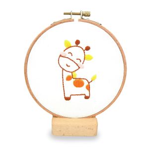 Dětská vyšívací sada s předtištěným motivem 940199/7, žirafa (rámeček, předtisk a příze) průměr 11cm