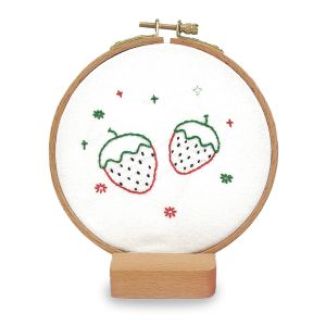 Dětská vyšívací sada s předtištěným motivem 940199/9, jahody (rámeček, předtisk a příze) průměr 11cm