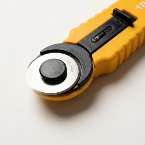 Rotační kruhový řezač / řezací kolečko na látky, patchwork OLFA RTY-4, rovná čepel, průměr 18mm