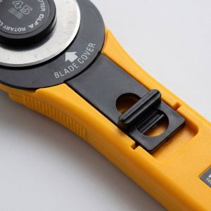 Rotační kruhový řezač / řezací kolečko na látky, patchwork OLFA RTY-2/G, rovná čepel, průměr 45mm