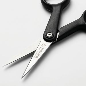 Vyšívací nůžky FISKARS FUNCTIONAL FORM RENEW 1074541, ostré hroty , délka 13 cm